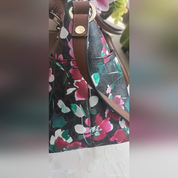 Authentic Calvin Klein coated PVC signature floral satchel cum crossbody bag - Picture 5 of 12